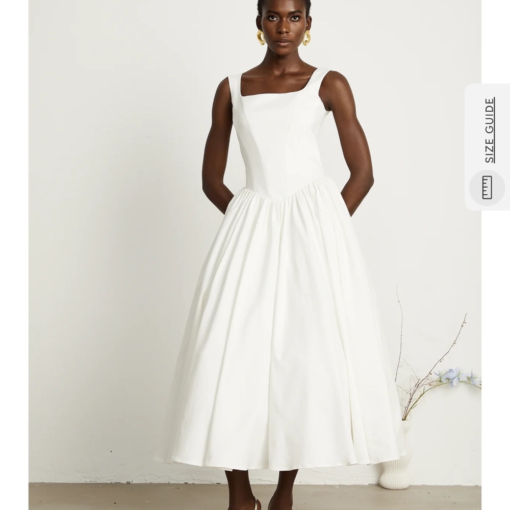 Elegant White Sleeveless Dress - Picture 2 of 5